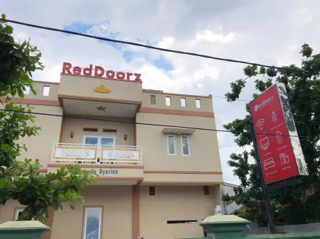 RedDoorz Syariah @ Jalan Pangeran Antasari 4 Отели в г. Way Halim
