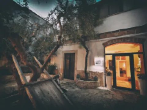 Corte Cairoli B&B and Suites Hotéis em Modugno