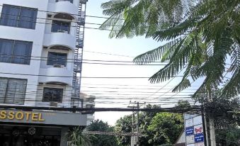 3 Pool with Condo Opposite the Train Station, Near Old City and Nimman