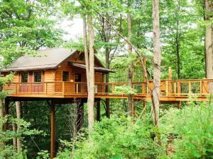 Treehouse #5 by Amish Country Lodging