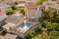 Antama Living, Luxe Stonehouse with Pool & BBQ - Homestays
