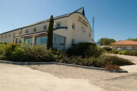 Logis Hotel Restaurant de La Madeleine Отели в г. Виньо