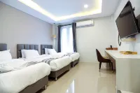 Worachat Boutique Hotel Hôtels à proximité de : Wat Si Bunruang