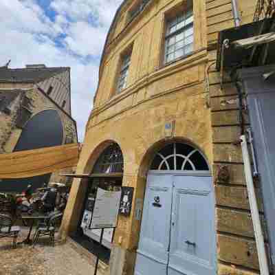 Le Sherlock Hotel Exterior