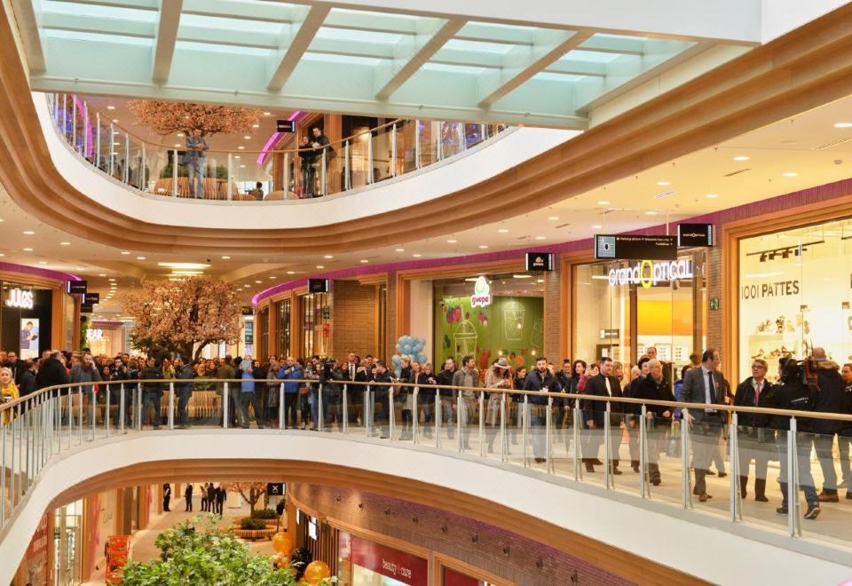 1. 이비스 샤를루아..