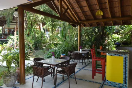 Atmosphera Pousada Отели рядом с достопримечательностью «Centro Histórico do Arraial d'Ajuda»