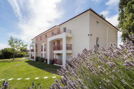 Garden & City Aix En Provence - Puyricard Отели рядом с достопримечательностью «Le Village des Automates»