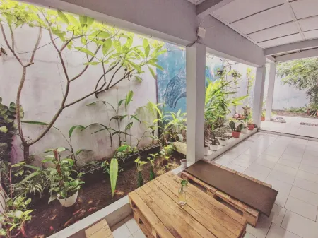 Reeneo Guesthouse Отели рядом со станцией Yogyakarta