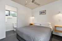 Swansea Beach Chalets - piscina
