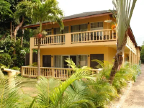 มูนไรส์ วิลลาส์ โรงแรมในเนกริล