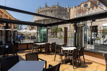 Hostal Restaurante Puerta del Alcázar Отели рядом с достопримечательностью «The Four Posts»