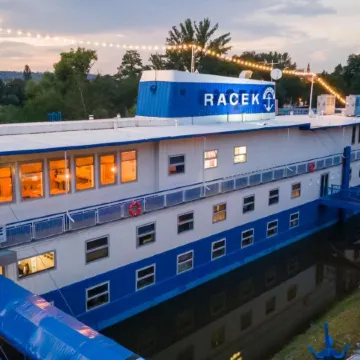 Botel Racek