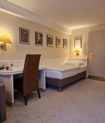 Hotel Garni "Am Ellinger Tor" Hotels near Neues Schloss