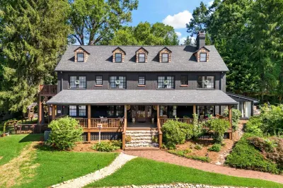Peri Social House Hotels in Black Mountain