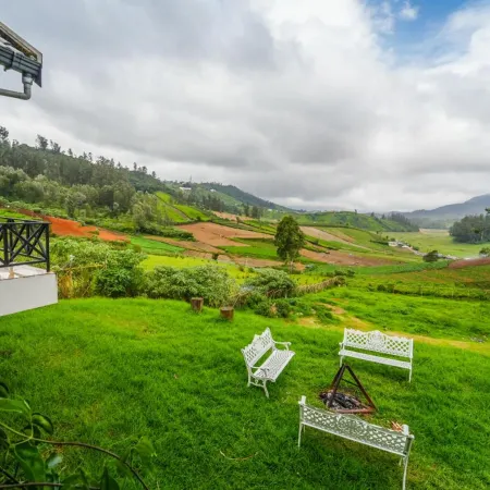 AJ Gable Clouds Ooty by Voye Homes - Serene Stay Near Avalanche Emerald Lake