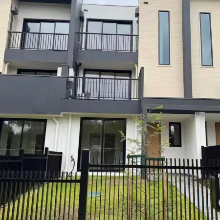 Sunny Nook Townhouse by Mooroolbark Train Stop Ground Floor Self Check-in