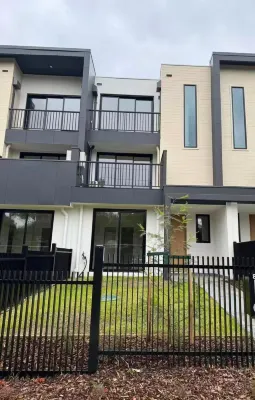 Sunny Nook Townhouse by Mooroolbark Train Stop Ground Floor Self Check-in Hotel a 