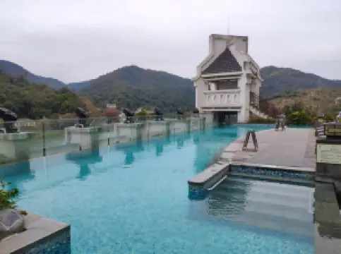 น้ําพุร้อนลอยฟ้าจากเมืองห้วยคีมูน