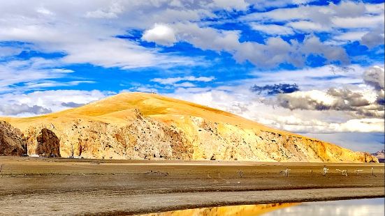 纳木措湖是世界上海拔4700米的地方，不少人来此处游玩，高原