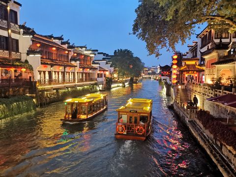 Sightseeing-bådture langs Qinhuai-floden i Nanjing