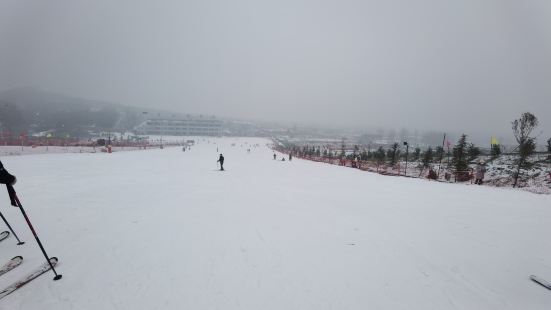 地方不错，很好玩，周边区域最大的滑雪场，就是雪有点薄，摔起来