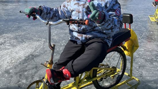 春节游玩必须要去的一个地方，十刹海，这里的冰很厚实，滑起来不