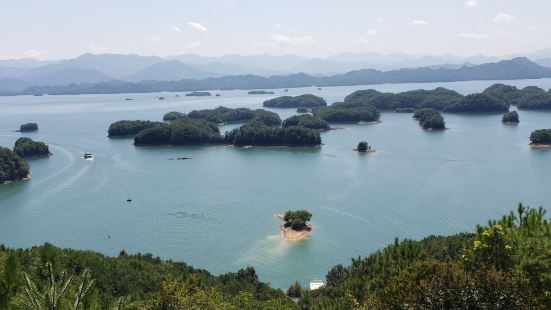 千岛湖风景如画，游船整体环境不错，干净卫生，饭菜也比较满意。