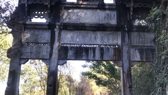 这里汇集了古代徽州地区有特色的牌坊、园林、祠堂、民居等建筑，