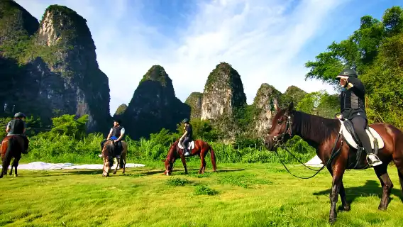 廣西桂林十里畫廊陽朔雲端馬術俱樂部/騎馬體驗【專業教練指導+花海/山谷野騎+提供全套裝備+免費停車拍照】