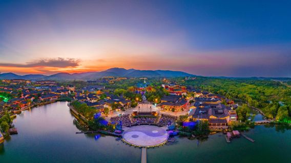 Rufen Sie mich an, wenn Sie dringend einen Maoshan Reiseleiter! Private Reiseleiter nehmen Sie mit auf eine ausführliche halbtägige Maoshan-Tour. Für alle Sehenswürdigkeiten stehen Ihnen sowohl chinesische als auch englische Reiseleiter zur Verfügung!
