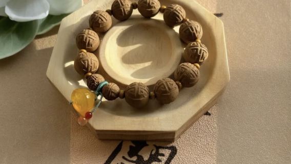 Crea il tuo braccialetto di perle di incenso nel centro di Shanghai