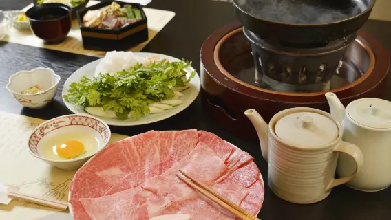 Sukiyaki in Tokio|Iseju|150 Jahre A5-Wagyu in historischer Tatami-Atmosphäre
