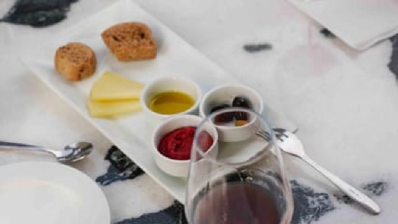 Santorini: Volcanic Wine Tour to 2 or 3 Wineries