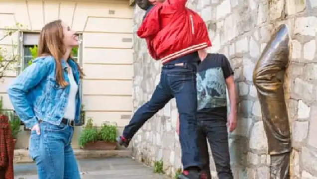 Montmartre Before the Crowds: Walk Tour & Breakfast