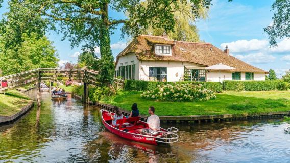 Giethoorn: Guided Tour from Amsterdam + Boat Cruise