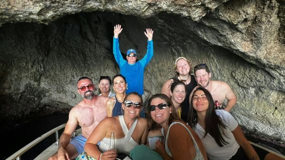 Capri: Geführte Bootstour ab Sorrent inkl. Brunch und Getränken