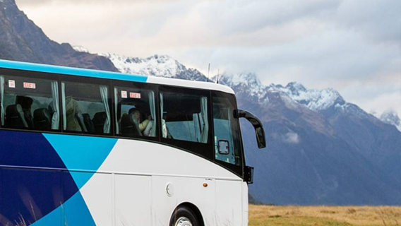 Perjalanan satu hari pulang pergi dari Queenstown ke Milford Sound dengan kapal pesiar Southern Discoveries dan bus besar GS dalam bahasa Inggris