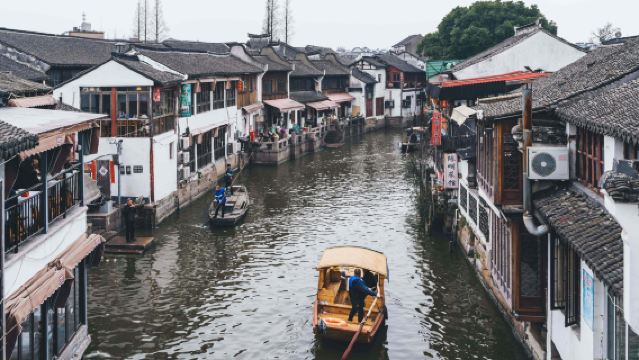 Visite d'une journée en petit groupe anglophone à Shanghai : l'ancienne ville de Zhujiajiao et le parc cinématographique de Shanghai