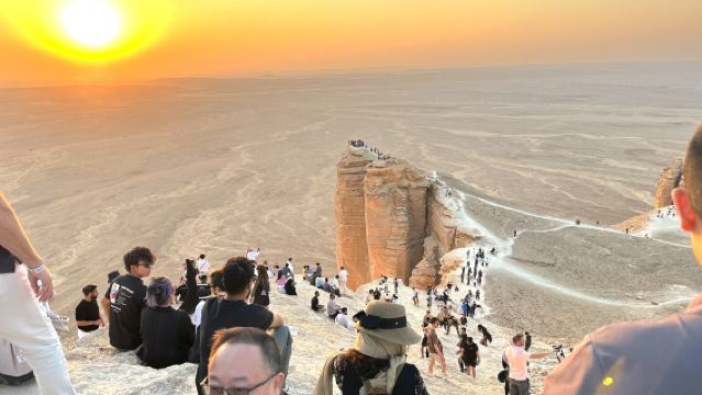 リヤド エッジ・オブ・ザ・ワールド 崖ハイキングとアラビアンガゼル保護区 4WDオフロードサンセットツアー