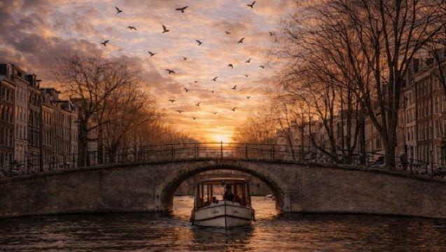 Amsterdam Evening Canal Cruise with Live Guide and Onboard Bar 