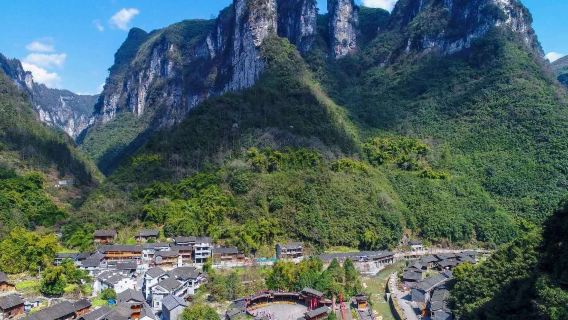 Lawatan Sehari ke Perkampungan Miao Dehang + Lembah Dehang + Persembahan Fantasi Dehang [Pakej Persendirian]