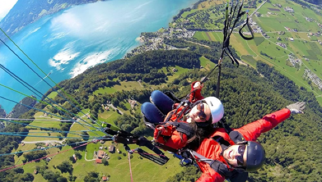 Paraplyflygning i Interlaken, Schweiz med transport inkluderad och valfritt till First/Zermatt - [First paraplyflygning]