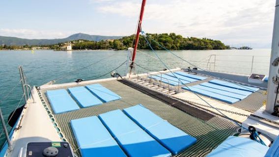 Κρουαζιέρα με καταμαράν στην ανατολική ακτή της Κέρκυρας με ποτά και προαιρετικές μεταφορές