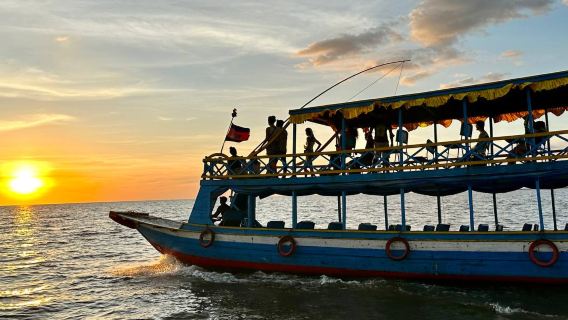 Озеро Тонлесап, село на палях Компонг Пхлук та тур човном
