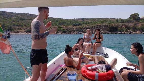 Cagliari: Crucero en barco vintage con aperitivo, Polaroid y la Silla del Diablo