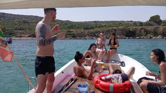 Cagliari: Passeio de Barco Vintage com Aperitivo, Polaroid e a Sela do Diabo