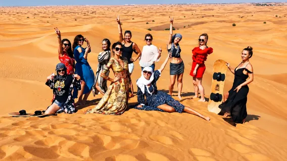 ซาฟารีทะเลทรายอาบูดาบี พร้อมบริการรับจากกลางเมืองและโรงแรม อาหารเย็น การแสดงสด และเล่นแซนด์บอร์ด