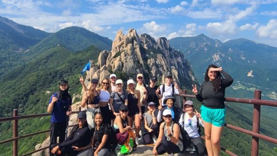 Dagtocht wandelen in Seoraksan: top van Ulsanbawi + Yongso-waterval (professionele gids, souvenir voor het bereiken van de top)