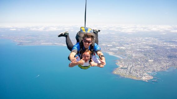 salto en paracaídas en St Kilda, Victoria, Australia