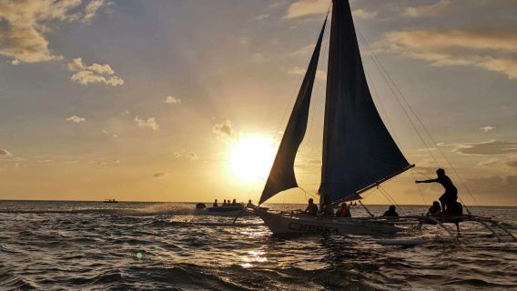 Experiencia de navegación al atardecer en Boracay | barco compartido/charter privado | Experiencia romántica en barco de vela